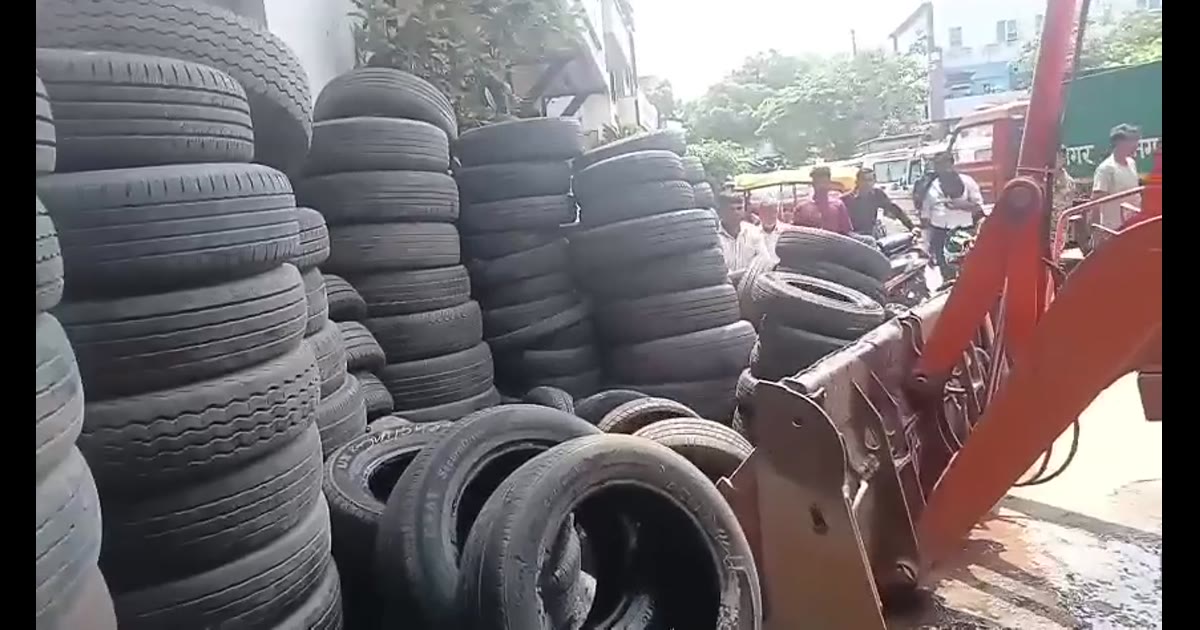 ब्रेकिंग न्यूज आगरा बालूगंज में टायर जब्ती पर कारोबारी का हंगामा
नगर निगम टीम से हुआ विवाद, तीन दिन की मिली मोहलत
