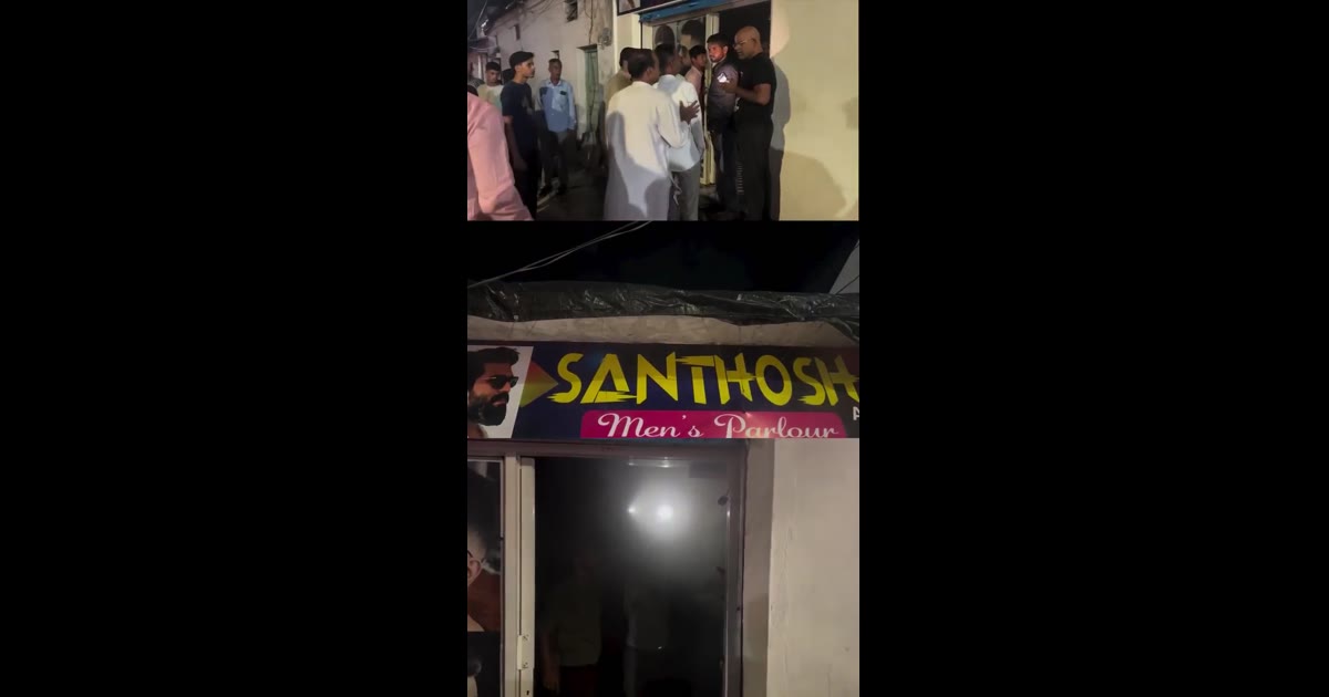 Mahbubnagar Ke Madina Masjid Ilaqe Me Waqe Santosh Hair Saloon Me Achamak Dhuwa Nikalne Laga Muqami Naujawano Ne Aag Ko