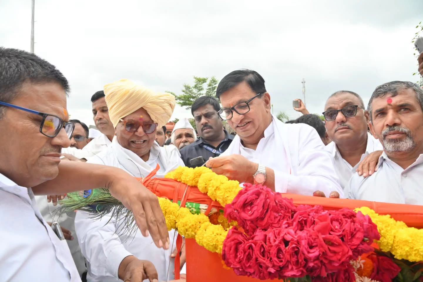 संगमनेर तालुक्यातील भाविकांचे श्रद्धास्थान असलेल्या निमोण व पंचक्रोशीतील श्री अश्विनाथ महाराज यांच्या यात्रेनिमित्त काढण्यात आलेल्या मिरवणुकीतील काठीचे माजी महसूल मंत्री बाळासाहेब थोरात यांनी ग्रामस्थांसोबत पारंपरिक पद्धतीने पूजन केले. यावेळी काठीला पुष्पहार अर्पण करून नारळ वाढविला. प्रसंगी मोठ्या संख्येने भाविक व ग्रामस्थ उपस्थित होते.