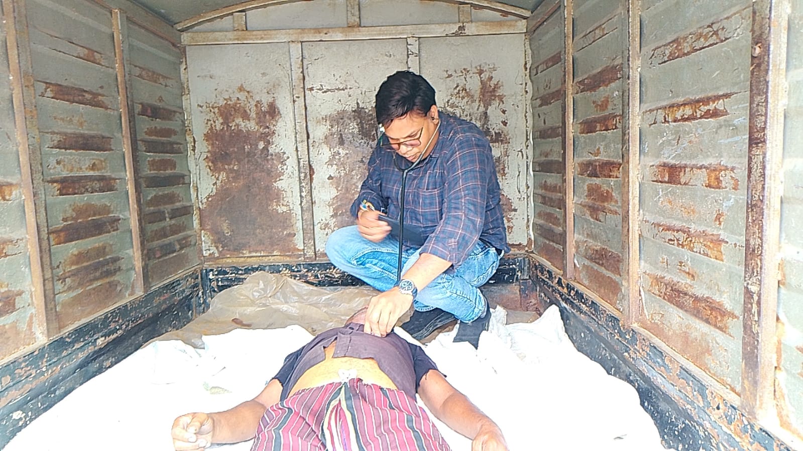 फैक्ट्री में काम करने के दौरान मजदूर की मौत, परिजनों में मचा कोहराम उन्नाव। थाना दही क्षेत्र में फैक्ट्री में काम करने के दौरान एक मजदूर की संदिग्ध परिस्थितियों में मौत हो गई। घटना के बाद साथी कर्मचारी मजदूर को आनन-फानन में जिला अस्पताल लेकर पहुंचे, जहां डॉक्टर ने जांच के बाद उसे मृत घोषित कर दिया। मौत की सूचना मिलते ही परिजन जिला अस्पताल पहुंचे। परिजनों का रो-रोकर बुरा हाल है। अस्पताल परिसर में परिवार के लोगों की चीख-पुकार से माहौल गमगीन हो गया। परिजनों ने बताया कि मजदूर फैक्ट्री में काम करने गया था, इसी दौरान उसकी तबीयत बिगड़ने अथवा हादसा होने की जानकारी मिली। जिला अस्पताल पहुंचने पर चिकित्सकों ने मजदूर को मृत घोषित कर दिया। घटना की जानकारी पुलिस को दी गई है। पुलिस मामले की जांच में जुटी है और मौत के कारणों का पता लगाने के लिए आवश्यक कार्रवाई की जा रही है। मृतक के शव को पोस्टमार्टम के लिए भेजे जाने की कार्रवाई की जा रही है।