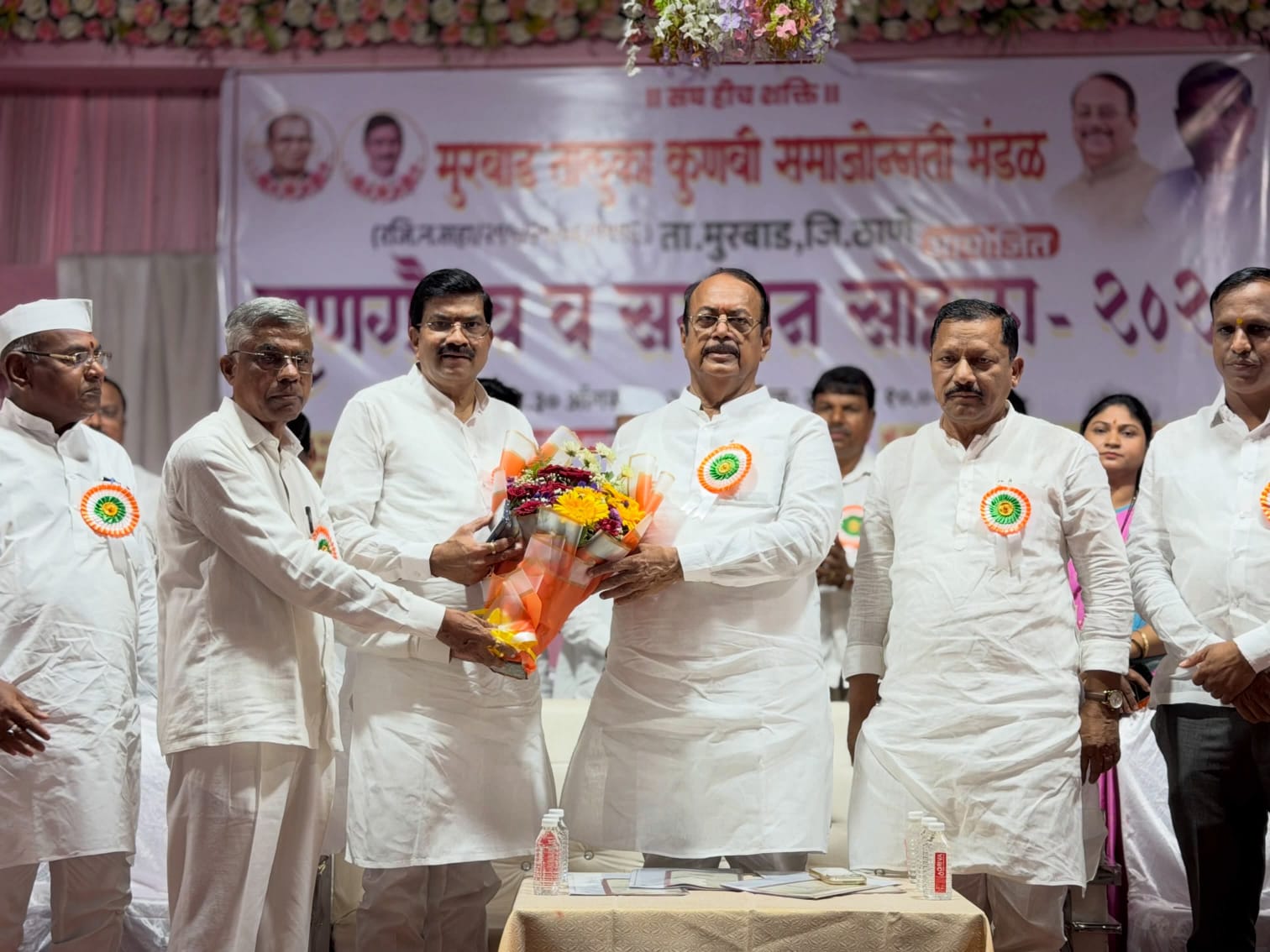 मुरबाड : समाजबांधवांमध्ये एकजूट निर्माण करण्यासोबतच गुणवंतांना व्यासपीठ मिळावे, या उद्देशाने मुरबाड तालुका कुणबी समाजोन्नती मंडळाच्या वतीने ‘गुणगौरव व सन्मान सोहळ्या’चे आयोजन करण्यात आले। ‘संघ हीच शक्ती’ हा संदेश देत आयोजित करण्यात आलेल्या या सोहळ्याला समाजबांधवांचा मोठा प्रतिसाद मिळाला। कार्यक्रमाची सुरुवात मान्यवरांच्या हस्ते दीपप्रज्वलनाने झाली। यावेळी विविध क्षेत्रांत उल्लेखनीय कामगिरी करणाऱ्या गुणवंत विद्यार्थ्यांसह सामाजिक कार्यकर्ते आणि ज्येष्ठ नागरिकांचा सन्मानचिन्ह व प्रमाणपत्र देऊन गौरव करण्यात आला। सोहळ्यात पत्रकारांचा विशेष सन्मान करण्यात आला। सामाजिक जनजागृती आणि समाजातील विविध प्रश्न, उपक्रम व प्रगती जनतेपर्यंत पोहोचविणाऱ्या पत्रकारांना शाल, श्रीफळ आणि सन्मानचिन्ह देऊन गौरविण्यात आले। कार्यक्रमाला कुणबी समाजातील विविध राजकीय, सामाजिक आणि शैक्षणिक क्षेत्रातील मान्यवर, पदाधिकारी तसेच समाजबांधव मोठ्या संख्येने उपस्थित होते। यावेळी समाज संघटित राहिल्यासच प्रगतीची दारे खुली होतील, असा संदेश देण्यात आला। भावी पिढीच्या उज्ज्वल भविष्यासाठी सर्वांनी एकत्रितपणे काम करण्याचे आवाहन.