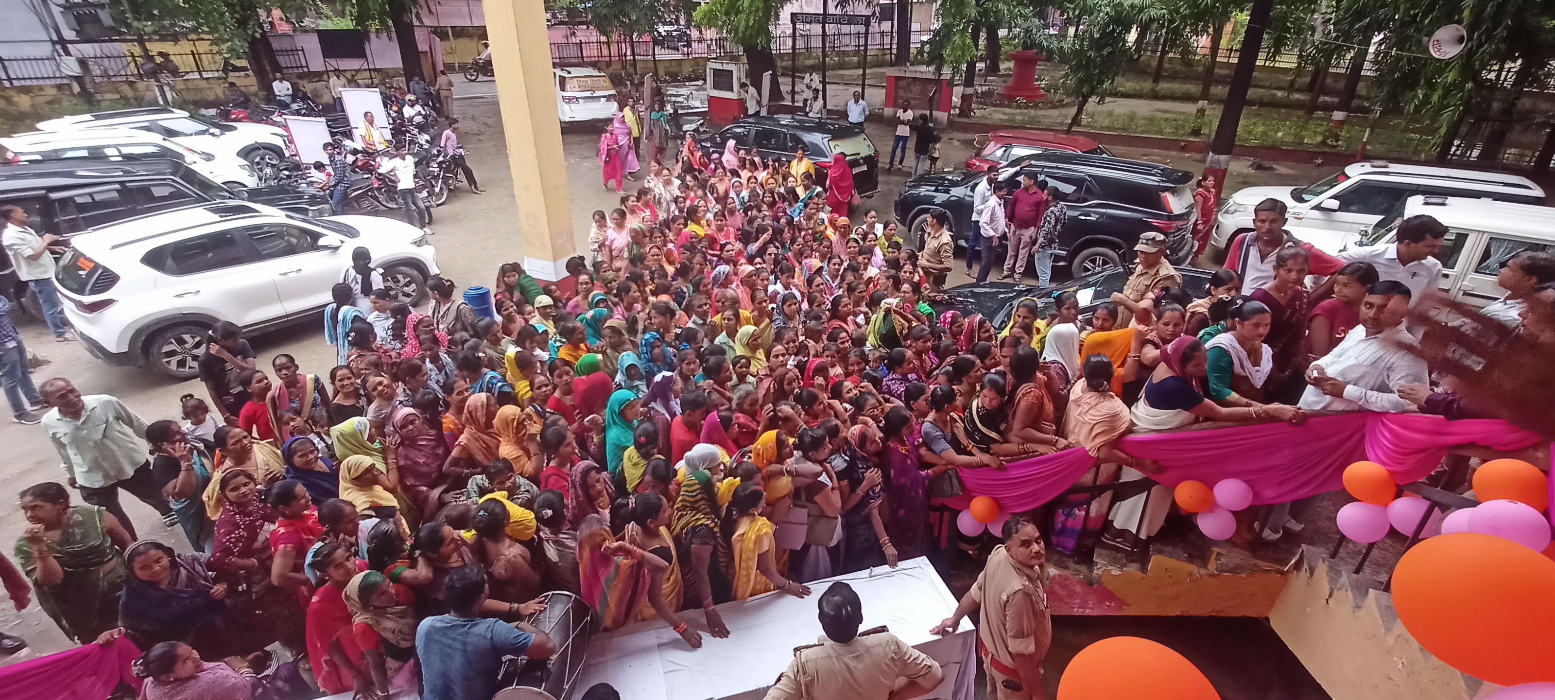 शक्ति वंदन रक्षा महोत्सव में उमड़ा बहनों का सैलाब उन्नाव के निराला प्रेक्षागृह में आयोजित ‘शक्ति वंदन रक्षा महोत्सव’ में हजारों बहनों ने पहुंचकर सदर विधायक पंकज गुप्ता को राखियां बांधीं। कार्यक्रम में भारी भीड़ उमड़ी। सुरक्षा और व्यवस्था संभालने में सीओ पुरवा अरविंद चौरसिया पुलिस टीम के साथ सक्रिय रहे।