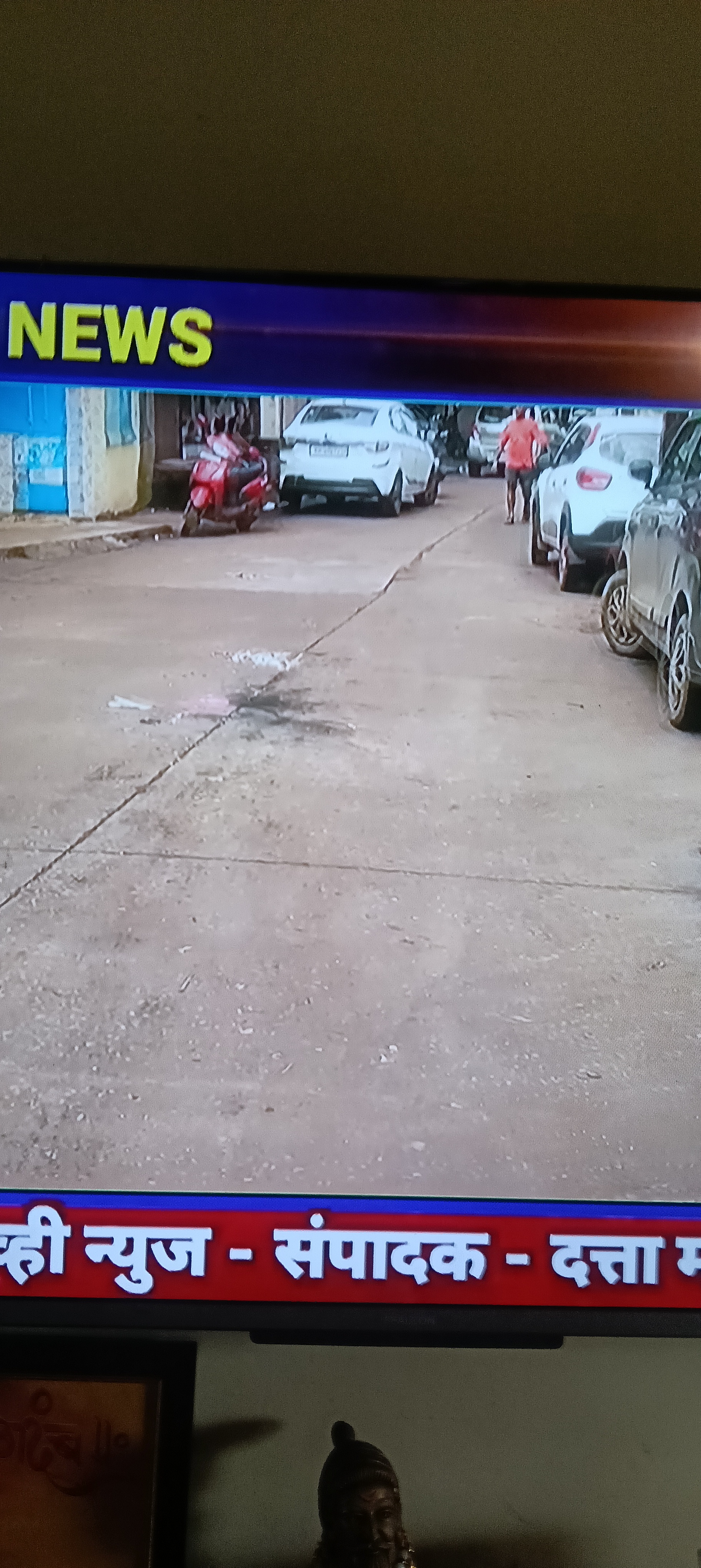 मुरबाडमध्ये दहीहंडी उत्सवाला गालबोट; विजेचा धक्का लागून १७ वर्षीय मुलाचा दुर्दैवी मृत्यू, तीन जण जखमीमुरबाड:महाराष्ट्रभरात दहीहंडीचा उत्सव मोठ्या उत्साहात साजरा केला जात असतानाच, ठाणे जिल्ह्यातील मुरबाड शहरातून एक अत्यंत धक्कादायक आणि मनाला चटका लावणारी घटना समोर आली आहे. मुरबाड शहरातील रोठे आळी परिसरात दहीहंडी उत्सवादरम्यान विजेचा जोरदार धक्का लागून एका १७ वर्षीय मुलाचा जागीच मृत्यू झाला आहे. या दुर्घटनेत अन्य तीन जण किरकोळ जखमी झाले असून त्यांच्यावर स्थानिक रुग्णालयात उपचार सुरू आहेत.विवेक बिडवी याचा दुर्दैवी अंतमिळालेल्या प्राथमिक माहितीनुसार, विवेक साईनाथ बिडवी (वय १७ वर्षे) असे विजेचा धक्का लागून मृत्यू झालेल्या मुलाचे नाव आहे. रोटे आळी येथील दहीहंडीच्या आयोजनस्थळी तो उत्सवाचा आनंद घेण्यासाठी उपस्थित होता. यावेळी गर्दी आणि गडबड सुरू असताना, एका विद्युत प्रवाहित लोखंडी खांबाला किंवा उघड्या वायरला विवेकचा स्पर्श झाला. विजेचा झटका इतका तीव्र होता की विवेक गंभीर जखमी झाला आणि त्याला तातडीने रुग्णालयात नेण्यात आले, मात्र उपचारापूर्वीच त्याचा दुर्दैवी मृत्यू झाला.प्र.नि काशिनाथ देसले.