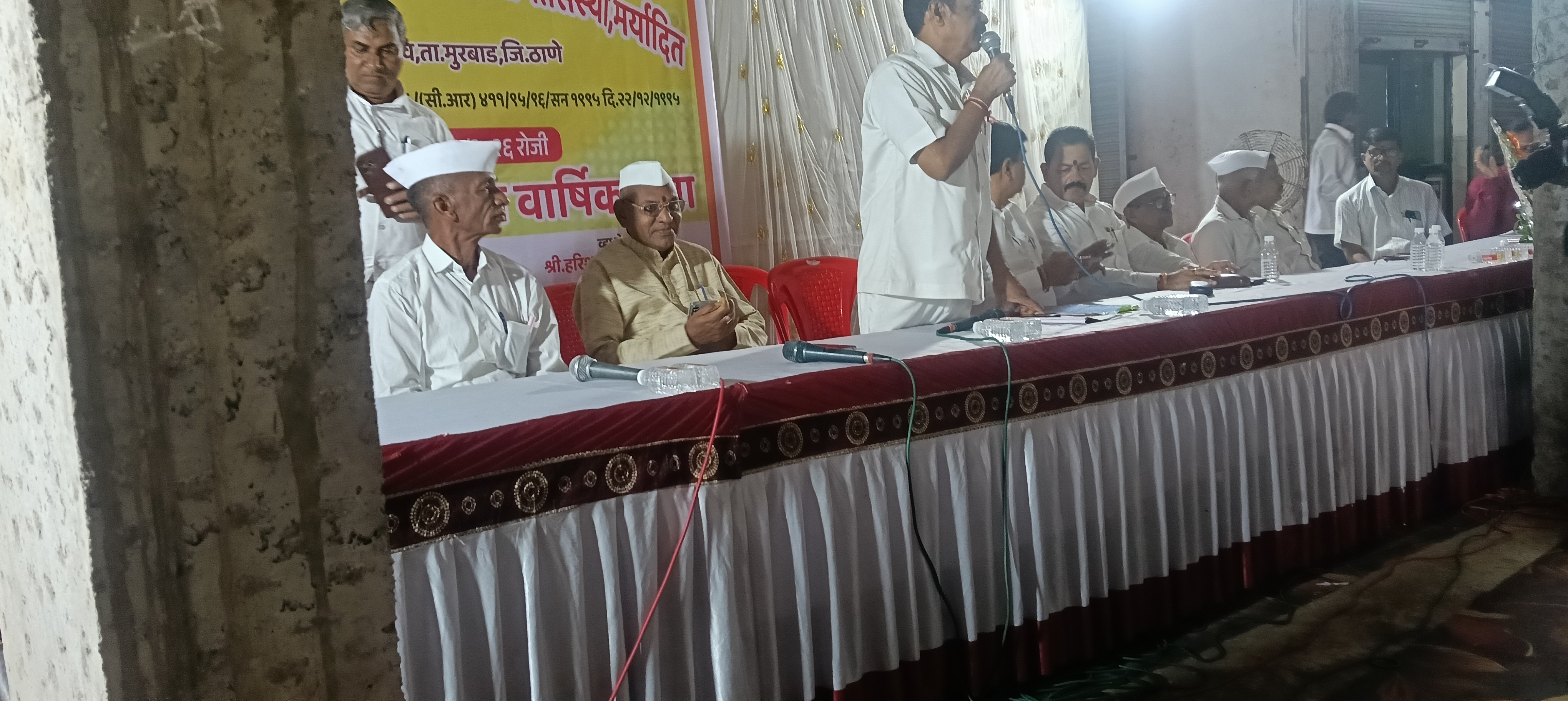 ठाणे जिल्ह्यातील सरळगांव येथील धनलक्ष्मी ग्रामीण बिगरशेती पतसंस्था मर्यादितची वार्षिक सर्वसाधारण सभा माजी जिल्हा परिषद उपाध्यक्ष सुभाष दादा पवार यांच्या अध्यक्षतेखाली पार पडली. ठाणे: सरळगांव येथील धनलक्ष्मी ग्रामीण बिगरशेती पतसंस्था मर्यादित या संस्थेची वार्षिक सर्वसाधारण सभा यशस्वीरित्या संपन्न झाली आहे. या सभेचे अध्यक्षपद ठाणे जिल्हा परिषदेचे माजी उपाध्यक्ष सुभाष दादा पवार यांनी भूषवले. सुभाष दादा पवार यांच्या अध्यक्षतेखाली आयोजित करण्यात आलेल्या या वार्षिक सर्वसाधारण सभेला संस्थेचे सभासद आणि पदाधिकारी उपस्थित होते. सभेमध्ये संस्थेच्या विविध विषयांवर चर्चा करण्यात आली.कर्ज मर्यादा व कर्जदार सभासदा चा विमा यावर चर्चा करण्यात आली.संस्थेचे चेअरमन पंढरीनाथ घुडे यांनी प्रास्ताविक भाषण केले.व्यवस्थाप चंद्रकांत घुडे यांनी अहवाल वाचन केलेनव निर्वाचित ठाणे पालघर बँकेचे संचालक श्री सौरभ सुभाष पवार प्रमुख पाहुणे होते, श्री रामभाऊ दळवी, श्री धनाजी दळवीव्यास पिठावर संस्थेचे आजी माजी चेअरमन, संचालक, सदस्य, सर्व सभासद, कर्मचारी वृंद, कर्ज दार सदस्य, ग्रामपंचायतसरळगाव प्रशासक, सर्व सभासद होते.