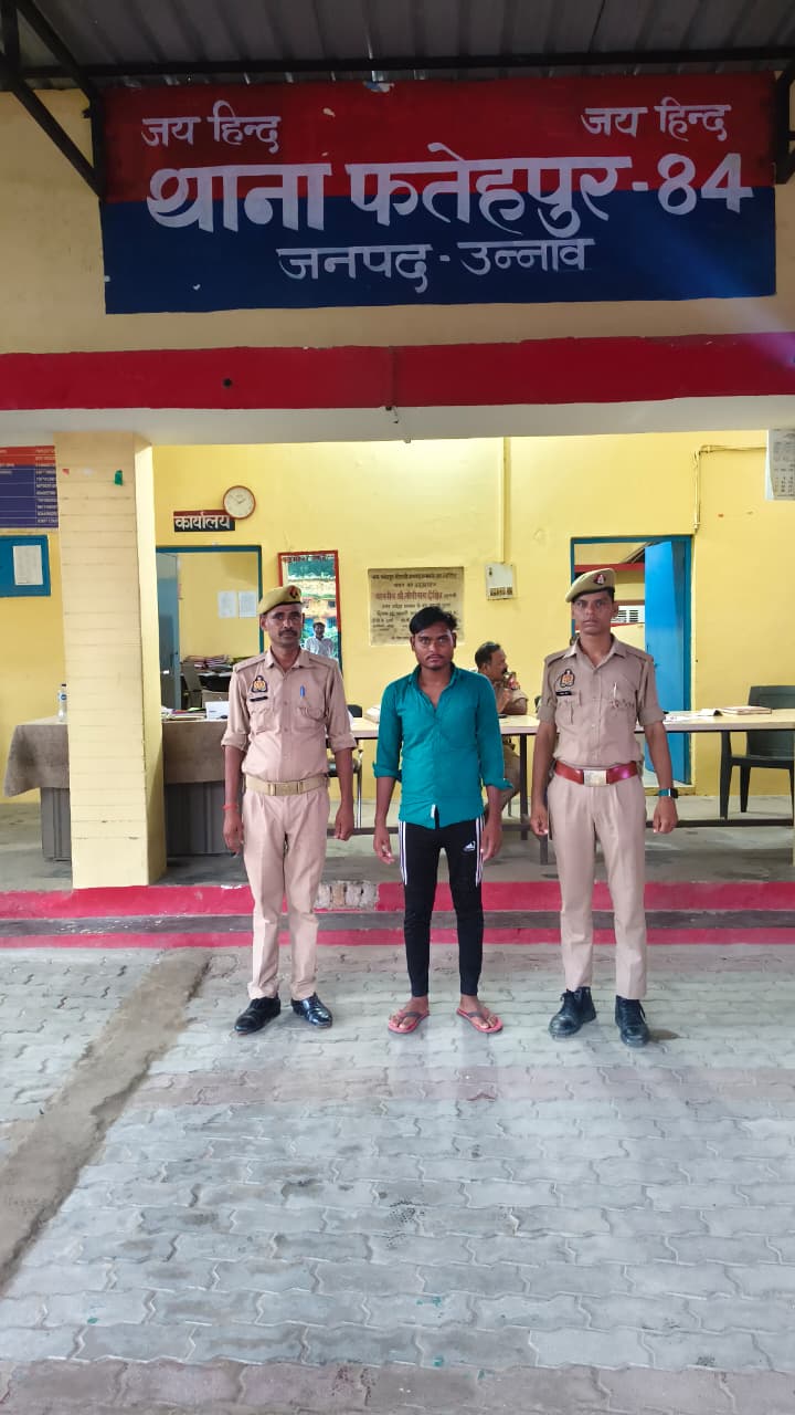 उन्नाव में हत्या के प्रयास का वांछित आरोपी गिरफ्तार फतेहपुर चौरासी पुलिस ने हत्या के प्रयास के मामले में वांछित आरोपी रोहित को तालिबपुर रहली मोड़ के पास से गिरफ्तार किया। आरोप है कि 6 सितंबर को विवाद के दौरान सुभाष उर्फ कल्लू से मारपीट कर उसे कल्याणी नदी में गिरा दिया गया था। आरोपी को न्यायालय में पेश किया गया।