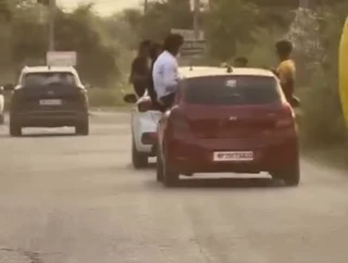 जीरो डिग्री के पास कार से खतरनाक स्टंट, गेट-शीशे से बाहर लटकते नजर आए युवक; देखें वीडियो