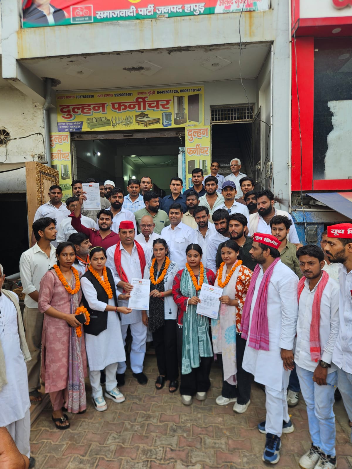 लेखराज कौशल (जिला प्रभारी )हापुड़ मुलायम सिंह यूथ ब्रिगेड इकाई के नवनियुक्त पदाधिकारियों के शपथ ग्रहण पत्र वितरण समारोह आज दिनांक 13 सितंबर 2026 को समाजवादी पार्टी जिला कार्यालय बुलंदशहर रोड हापुड़ पर यूथ ब्रिगेड के नवनियुक्त पदाधिकारियों का शपथ ग्रहण एवं पत्र कार्यक्रम की अध्यक्षता जिला अध्यक्ष आनंद गुर्जर ने की सपा जिला प्रवक्ता संजय सिंह यादव ने बताया कि आज जिला कार्यालय पर एक ऐतिहासिक कार्यक्रम का आयोजन हुआ जिसमें बड़ी संख्या में ऊर्जावान युवतियों व युवा शक्ति ने भारतीय जनता पार्टी और बहुजन समाज पार्टी की नीतियों से मोहभंग होने के बाद हजारों समर्थकों के साथ समाजवादी पार्टी का दामन थामा पार्टी की नीतियों और राष्ट्रीय अध्यक्ष श्री अखिलेश यादव की सोच में पूर्ण आस्था व्यक्त करते हुए इन सभी नवनियुक्त पदाधिकारियों व कार्यकर्ताओं को उनके पद व दायित्व सौंपे गए इस अवसर पर मुख्य रूप से पूर्व जिला अध्यक्ष किशन सिंह तोमर, यूथ ब्रिगेड के अब्दुल चौधरी दिग्विजय सिसोदिया, ललित सिंह, मोहसिन सलमानी, माधव शर्मा, राजेश कुमार यादव सहित अनेक प्रमुख समाजवादी साथी उपस्थित रहे
