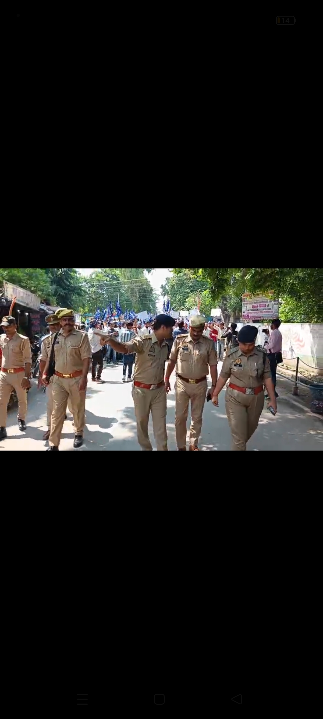 चार सूत्रीय मांगों को लेकर आजाद समाज पार्टी ने सरकार से की कार्रवाई की मांग उन्नाव । आजाद समाज पार्टी (कांशीराम) ने गोण्डा और अयोध्या में हुई हत्याओं, बाराबंकी में सांसद चन्द्रशेखर आजाद के काफिले पर कथित हमले, पंचायत सहायकों की मांगों, 68500 शिक्षक भर्ती में आरक्षण संबंधी प्रकरण और धार्मिक स्थलों से जुड़े मामलों को लेकर चार सूत्रीय मांगें उठाई हैं। पार्टी ने बाराबंकी के रामनगर क्षेत्र के बुढ़वल में 13 सितंबर को चन्द्रशेखर आजाद के काफिले पर हुए कथित पथराव और हमले की निष्पक्ष उच्चस्तरीय जांच की मांग की। CCTV व इलेक्ट्रॉनिक साक्ष्य सुरक्षित करने, पुलिस अधिकारियों की भूमिका की जांच और दोषियों पर कार्रवाई की मांग की गई है। साथ ही चन्द्रशेखर आजाद का तत्काल थ्रेट असेसमेंट कर आवश्यक सुरक्षा बढ़ाने की मांग रखी गई।