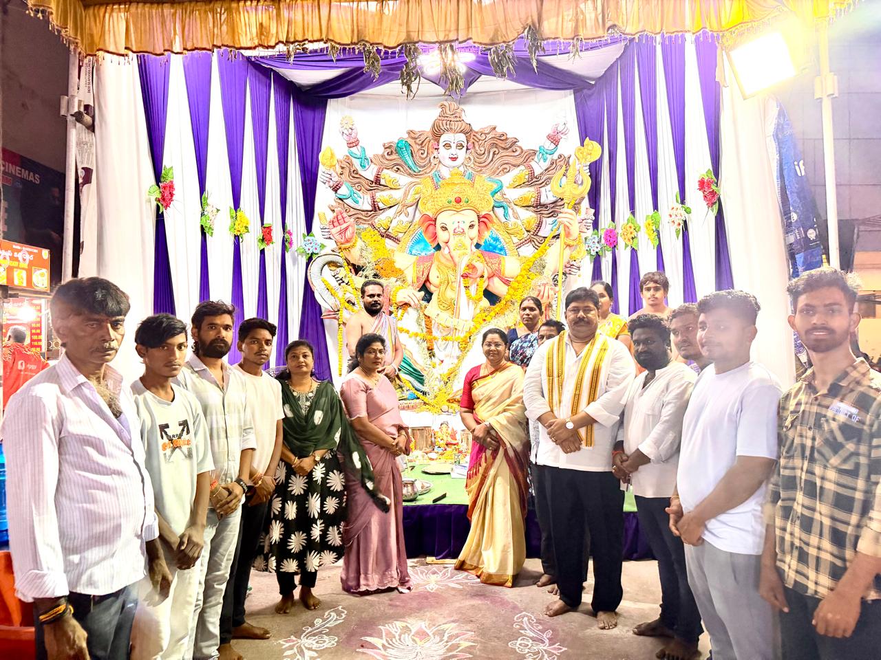 ఒంగోలు నగరం లోని 60 అడుగుల రోడ్ లో బీజేపీ ప్రకాశం జిల్లా లీగల్ సెల్ కన్వీనర్ శ్రీ కిట్టు మరియు బృందం ఏర్పాటుచేసిన వినాయక చవితి నవరాత్రుల సందర్భంగా ప్రత్యేక పూజ కార్యక్రమం లో పాల్గొన్న ఆల్ఇండియా పోర్ట్ ట్రాస్ట్ వర్కర్స్ ఫెడరేషన్ బోర్డు ఏపి ఛైర్మన్ షేక్ ఖలీఫా తుల్లా బాషా గారు బీజేపీ నాయకులు పాల్గొన్నారు.
