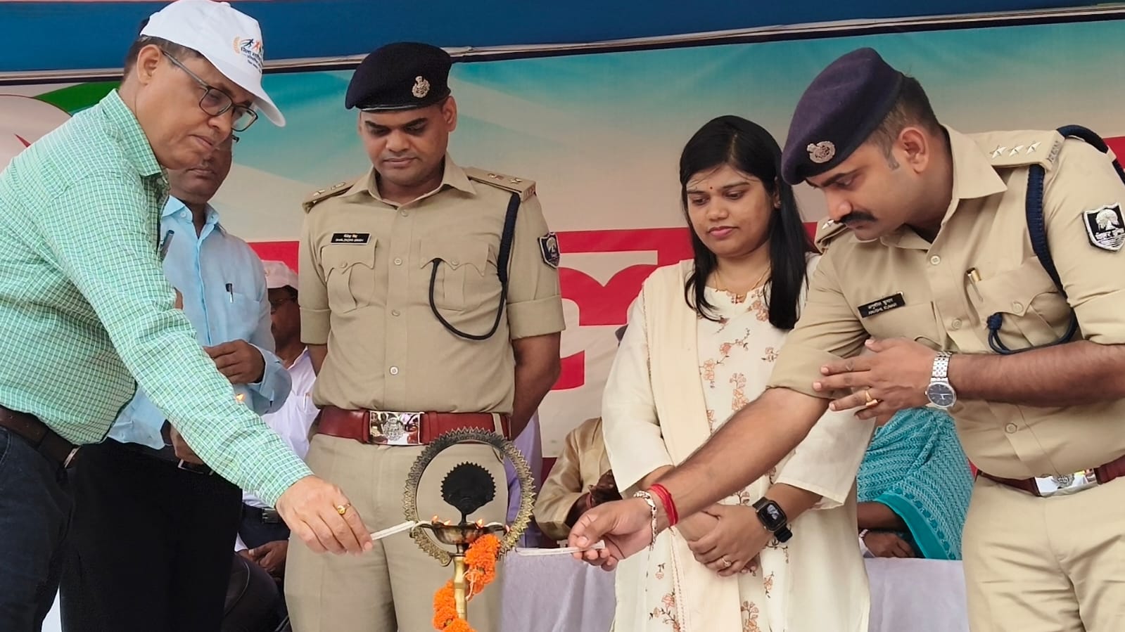 शिवहर। खेल विभाग, बिहार सरकार, बिहार राज्य खेल प्राधिकरण एवं जिला प्रशासन के संयुक्त तत्वावधान में जिलास्तरीय विद्यालय खेल प्रतियोगिता 2026-27 का आयोजन श्री नवाब उच्चतर माध्यमिक विद्यालय, शिवहर में किया गया। प्रतियोगिता में जिले के विभिन्न विद्यालयों से पहुंचे बालक एवं बालिका खिलाड़ियों ने उत्साह, अनुशासन और खेल भावना के साथ विभिन्न स्पर्धाओं में भाग लिया। प्रतियोगिता स्थल पर खिलाड़ियों का उत्साह बढ़ाने के लिए जिला पदाधिकारी श्रीमती प्रतिभा रानी, पुलिस अधीक्षक सहित जिले के वरीय पदाधिकारी मौजूद रहे।