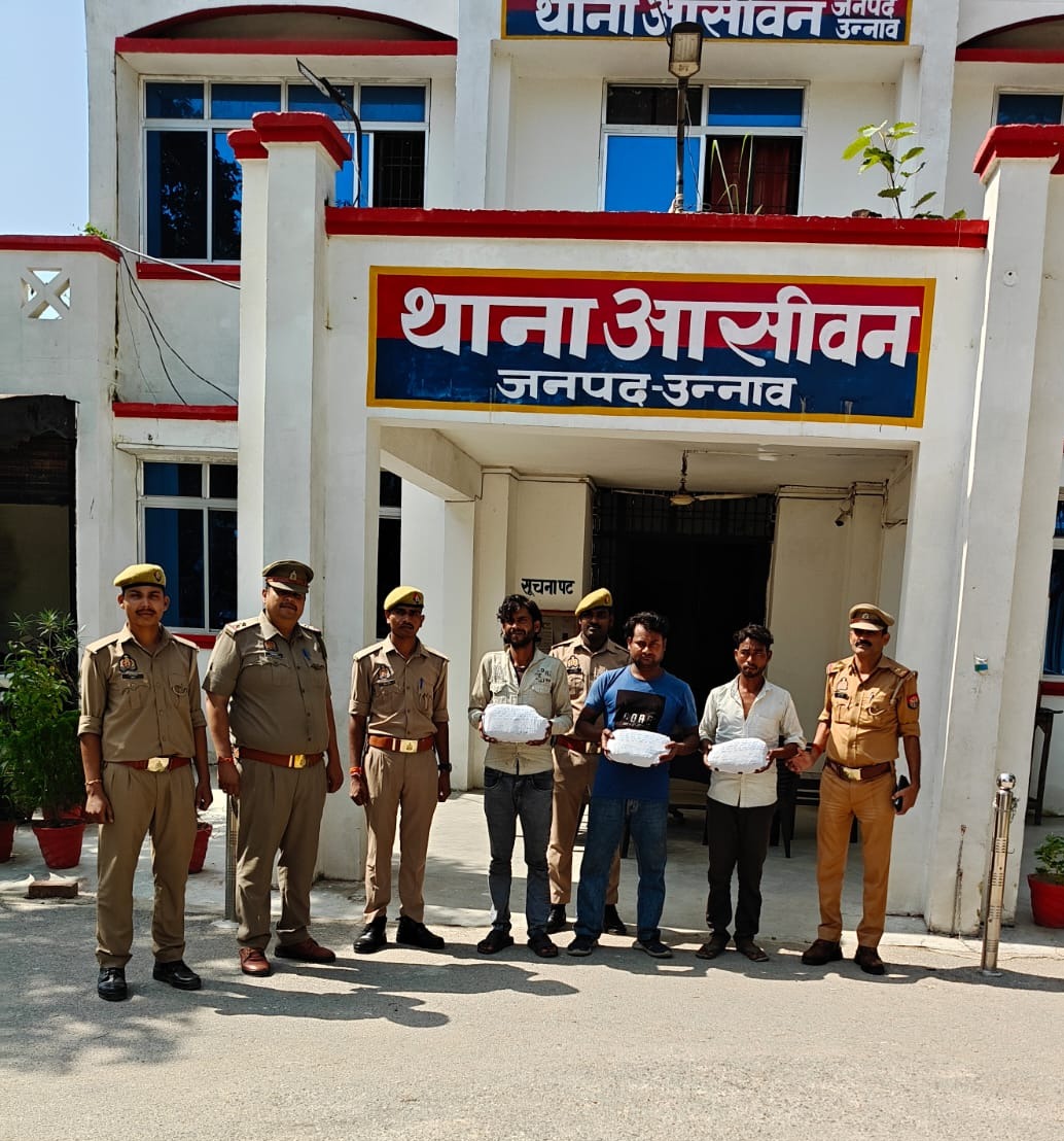 उन्नाव के आसीवन थाना पुलिस ने गौराकला के पास चेकिंग के दौरान तीन आरोपियों को गिरफ्तार किया। पुलिस के अनुसार आरोपियों के कब्जे से 2.915 किलो गांजा बरामद हुआ। रामबाबू उर्फ विनीत, मोहम्मद आजाद और विमलेश कुमार के खिलाफ एनडीपीएस एक्ट में मुकदमा दर्ज कर न्यायालय में पेश किया गया।