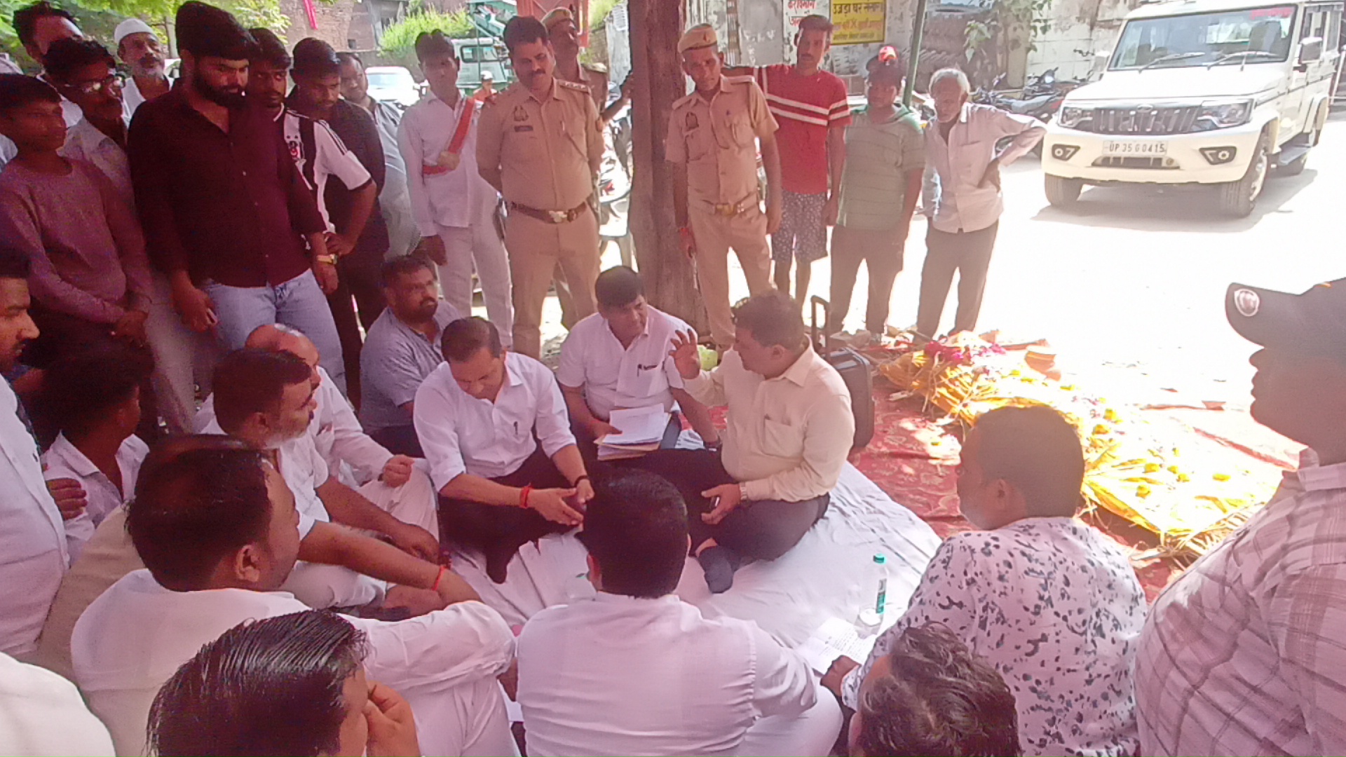 उन्नाव नगर पालिका में सभासदों का पांच दिन से चल रहा धरना शनिवार को समाप्त हो गया। सिटी मजिस्ट्रेट मनोज कुमार सिंह और एसडीएम ने सभासदों से बातचीत कर समस्याएं सुनीं। अधिकारियों ने मांगों पर नियमानुसार विचार कर समाधान कराने का आश्वासन दिया। सकारात्मक बातचीत के बाद सभासदों ने धरना समाप्त किया।