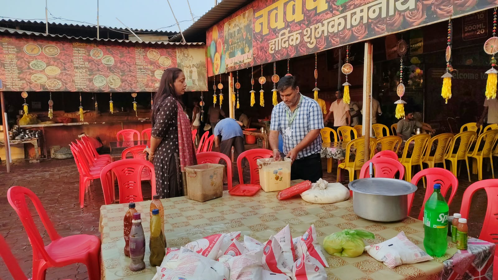 उन्नाव में खाद्य विभाग की छापेमारी, इंडियन ढाबे पर खाद्य पदार्थों की जांच उन्नाव में खाद्य विभाग की टीम ने शनिवार शाम लखनऊ-कानपुर हाईवे स्थित इंडियन ढाबे पर छापेमारी की। अधिकारी प्रियंका सिंह के नेतृत्व में टीम करीब पांच बजे ढाबे पर पहुंची। टीम ने मौके पर खाद्य पदार्थों की गुणवत्ता और साफ-सफाई की स्थिति की जांच की। इस दौरान खाद्य सामग्री के रखरखाव समेत अन्य व्यवस्थाओं को देखा गया। खाद्य विभाग की कार्रवाई से ढाबा संचालकों में हड़कंप मच गया। अधिकारियों ने खाद्य पदार्थों के संबंध में आवश्यक जानकारी भी जुटाई। विभाग की टीम ने जांच के दौरान मानकों के पालन को लेकर जरूरी निर्देश दिए। कार्रवाई के बाद टीम आगे की प्रक्रिया में जुटी रही।