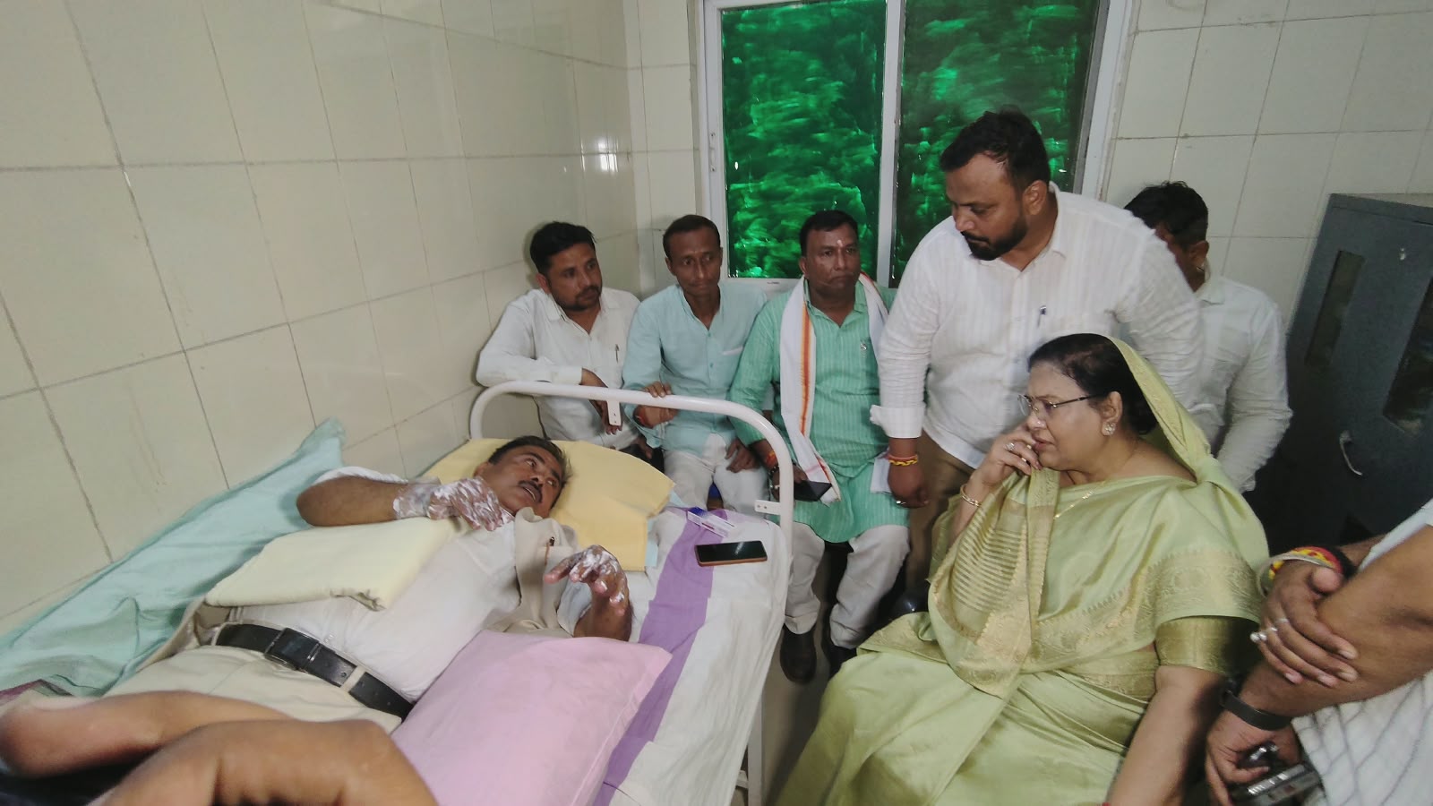 सेवा संकल्प यात्रा में हादसा, मोहान विधायक का हाथ झुलसा उन्नाव में आयोजित सेवा संकल्प यात्रा के सेवा ज्योति कार्यक्रम के दौरान मोहान विधायक बृजेश रावत और उनके साथी का हाथ जल गया। विधायक के मुताबिक, मसाले में केमिकल मिला होने के कारण यह हादसा हुआ। घटना के बाद मौके पर मौजूद लोगों में अफरा-तफरी मच गई।