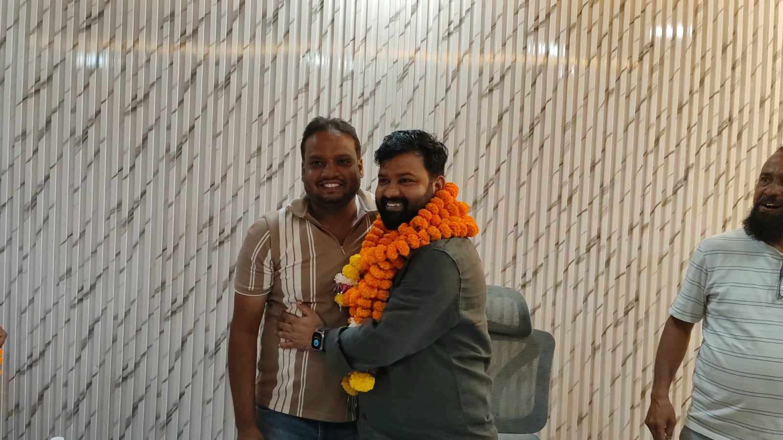 भाजपा ओबीसी मोर्चा के रिसर्च डिपार्टमेंट में स्टेट को-हेड की नई जिम्मेदारी मिलने के बाद अमित मौर्य पहली बार उन्नाव पहुंचे। समर्थकों और शुभचिंतकों ने फूल-मालाएं पहनाकर व मिठाई खिलाकर उनका स्वागत किया। इस दौरान समर्थकों में खासा उत्साह नजर आया। अमित मौर्य ने नई जिम्मेदारी पूरी निष्ठा से निभाने की बात कही।