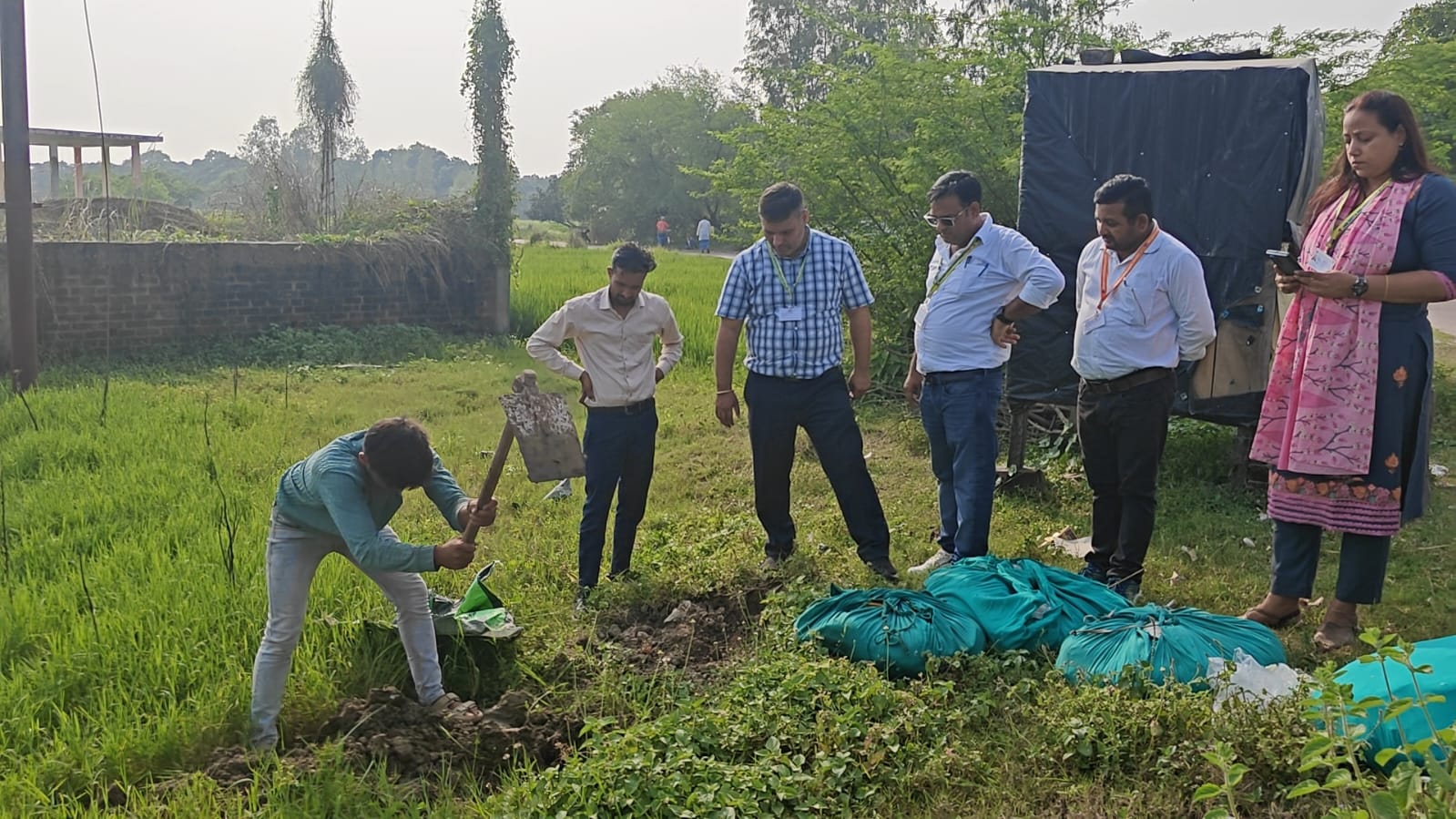 उन्नाव में खाद्य सुरक्षा विभाग ने 10 अक्टूबर को छापेमारी कर आठ नमूने जांच के लिए भेजे। करीब 60 हजार रुपये का 200 किलो खोया नष्ट कराया गया। शीतलगंज की गुप्ता डेयरी में गंदगी मिलने पर नोटिस जारी किया गया। जांच रिपोर्ट के आधार पर आगे कार्रवाई होगी।