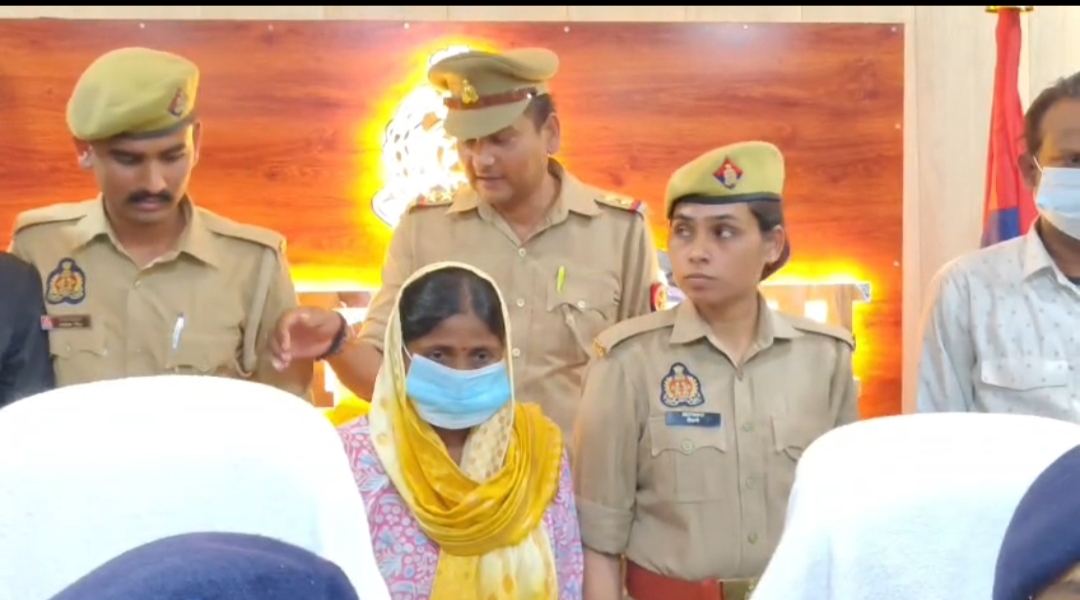 उन्नाव में बॉक्स कांड का खुलासा, पत्नी समेत 3 गिरफ्तार उन्नाव में हाईवे किनारे बॉक्स में मिले सोनू के शव के मामले में पुलिस ने 12 घंटे के भीतर तीन आरोपियों को गिरफ्तार किया। पुलिस के मुताबिक, पत्नी नेहा ने प्रेमी जितेंद्र के साथ मिलकर पति की हत्या की साजिश रची। सीसीटीवी फुटेज से पुलिस को अहम सुराग मिले। एक किशोर भी हिरासत में है।