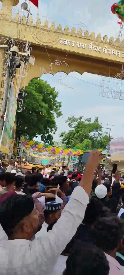 Baba Tajuddin R.A. ke sahi sandal me lagbhag 6 to 7 lakh ka vishal juloos jo Taj bag se hokar Mahel aur Sakkardara hote hue Nagpur ke kai ilako se gast karte hue sham 6 bje bade tajbag sandal wapas aya jisme Hindu Mushlim ki ek anokhi mohabbat dekhi gyi aur sbhi dharmo ke logo ne Aman se Rahne ki ek misal pesh ki gyi jisme Tajuddin trust ke Chairman Pyare khan ji ke sath sbhi trusty bhi samil Rahe 

Ground Report 
Gulsher Ali
Global News