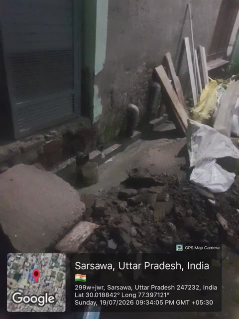 सरसावा में नाली निर्माण के दौरान पानी की सप्लाई बंद न करने पर विवाद, नगर पालिका टीम ने मौके पर पहुंचकर कराया समाधान सरसावा (सहारनपुर), 19 जुलाई 2026। नगर पालिका परिषद सरसावा द्वारा हजारा रोड स्थित दुर्गा कॉलोनी में श्री दुर्गा मंदिर के पास वॉक गली में नाली निर्माण एवं मरम्मत का कार्य कराया जा रहा था। निर्माण कार्य के दौरान पानी की सप्लाई बंद न करने को लेकर कुछ समय के लिए विवाद की स्थिति उत्पन्न हो गई। जानकारी के अनुसार, जिस गली में नाली निर्माण कार्य चल रहा था, वहां कुल पांच मकान हैं। निर्माण कार्य को सुचारु रूप से पूरा करने के लिए मिस्त्री ने सभी घरों के लोगों से कुछ समय के लिए पानी की सप्लाई बंद रखने का अनुरोध किया। चार परिवारों ने सहयोग करते हुए तुरंत पानी की सप्लाई बंद कर दी, जबकि एक परिवार ने शुरुआत में ऐसा करने से इनकार कर दिया। प्रत्यक्षदर्शियों के अनुसार, संबंधित परिवार के सदस्य ऋतिक कश्यप पुत्र कल्लू कश्यप ने मिस्त्री से कथित रूप से अभद्र भाषा में बात की और कहा, "हम पानी बंद नहीं करेंगे।" इसके कारण कुछ समय के लिए नाली निर्माण कार्य प्रभावित हुआ। इसके बाद मिस्त्री ने मामले की ज