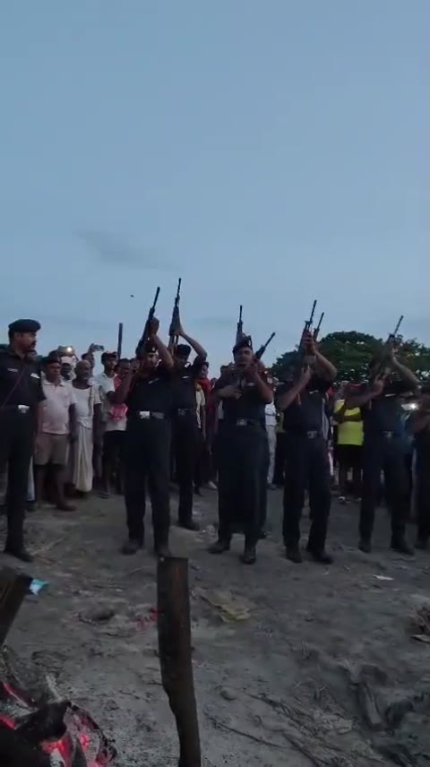 वीर शहीद चंदन सिंह जी के पार्थिव शरीर के सामने श्मशान घाट पर थ्री-वोली सैल्यूट दिया गया ♥️🙏🥹 . . . . . #Munger #Kharagpur #Jawayad #Bihar #Sahid_Chandan_Singh #Chandan_singh #Border_Security_Force #BSF