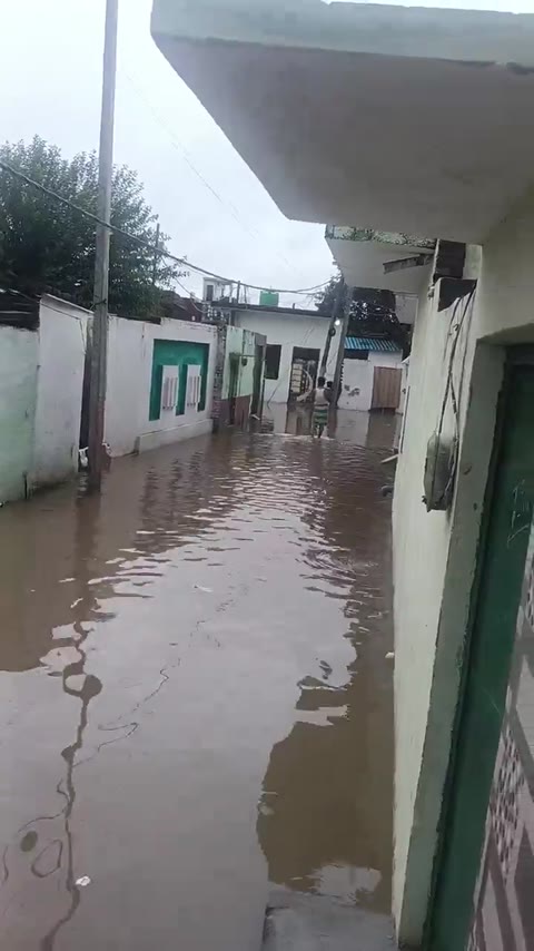 मुजफ्फरनगर के ग्राम कैथोड़ा में गलियों में पानी भरने से ग्रामवासियों में आक्रोश आने जाने में हो रही भरी मशक्कत